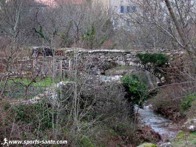 Pont de pierre sur le ruisseau de Mézouillhac